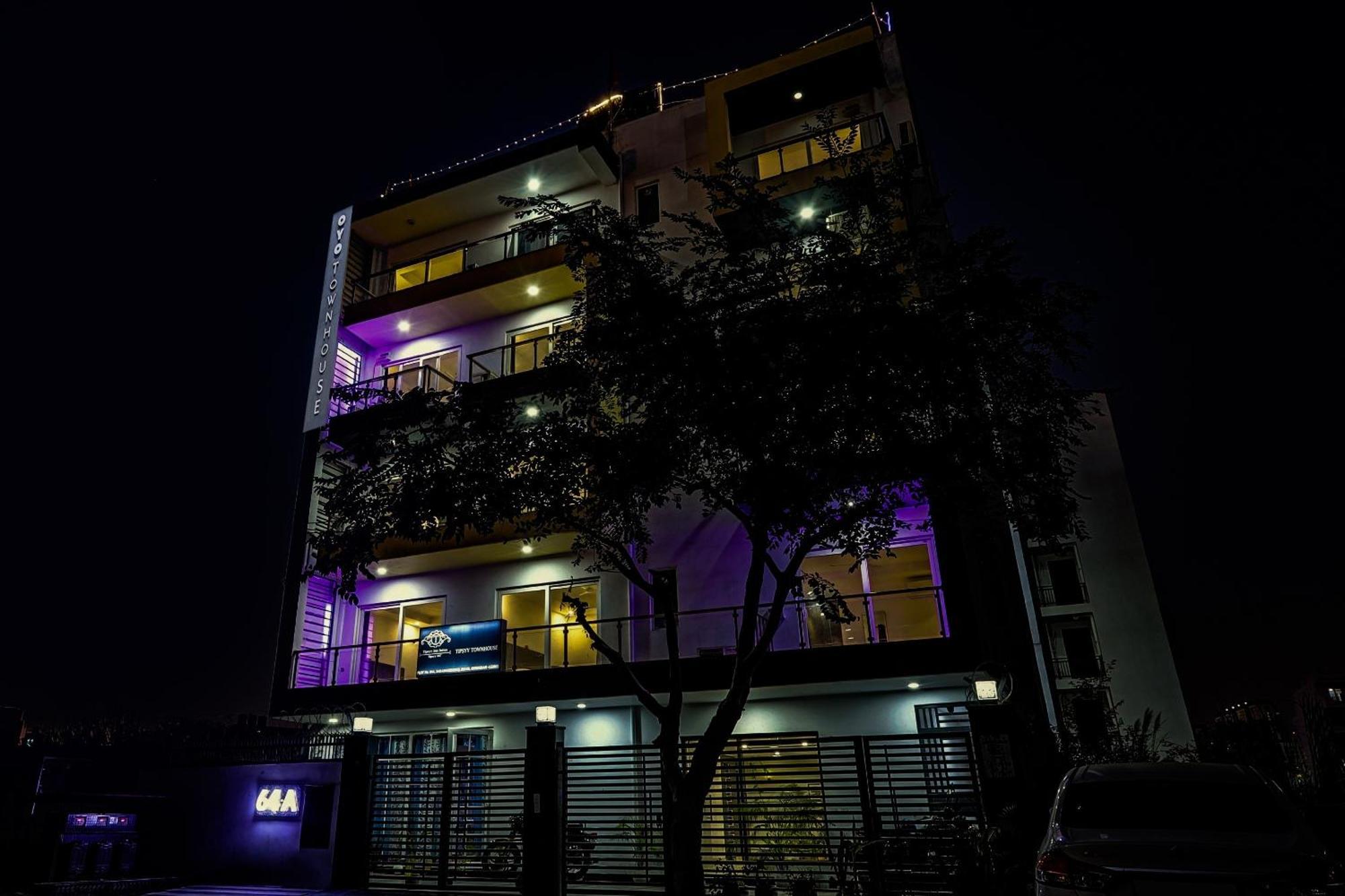 Super Townhouse Tipsyy Near Bestech Central Square Mall Gurgaon Exterior photo